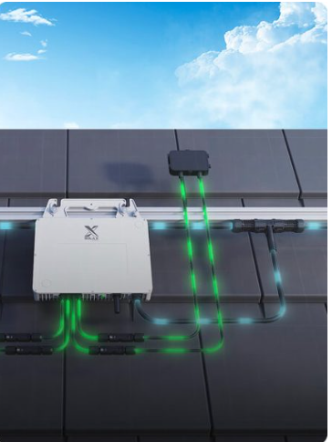 Çatı panelinin altına monte edilmiş mikro inverter
