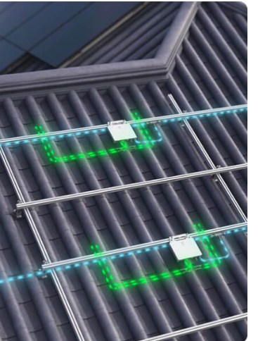 Çatı kurulumunda mikro inverterler arası enerji hatları