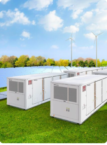 Rüzgâr türbinlerinin yanında konumlandırılmış enerji depolama konteynerleri