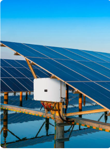 Saha kurulumunda güneş panelleri ve string inverter